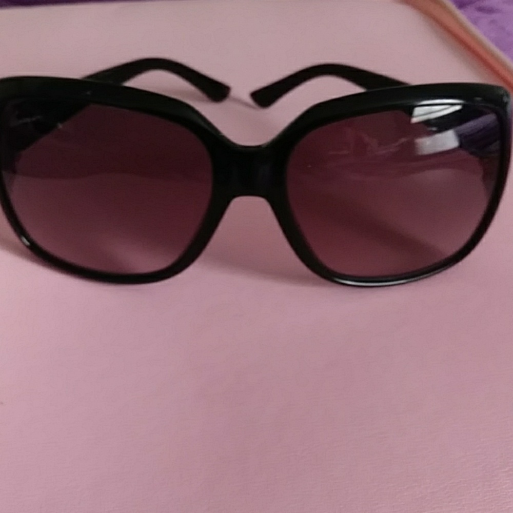 Authentic Gucci Sunglasses black gucci on them